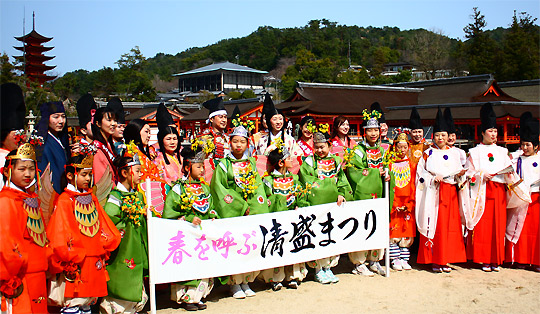 宮島清盛祭り参加者記念撮影