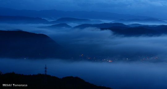 5:29 北の山並みも霧に覆われ青の世界が出現しました。