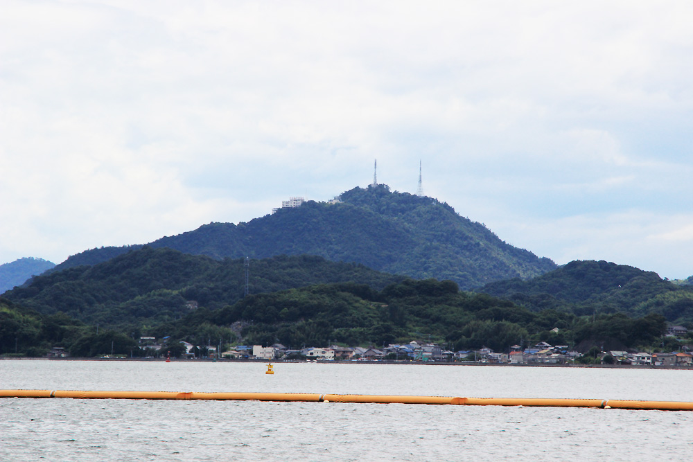 松永港から向島の高見山
