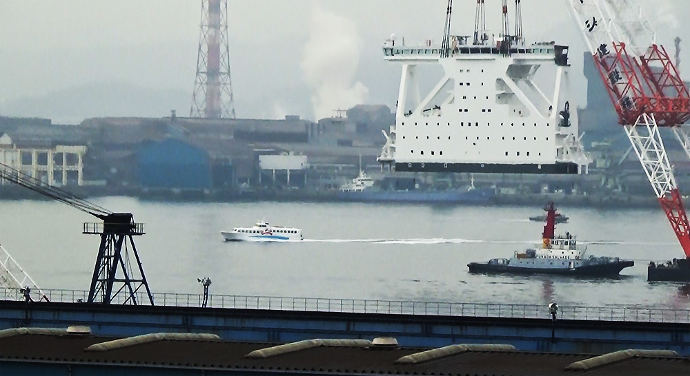 小用港から呉港に行く瀬戸内シーラインの高速船「瀬戸」が翔神丸を追い抜いて行く。