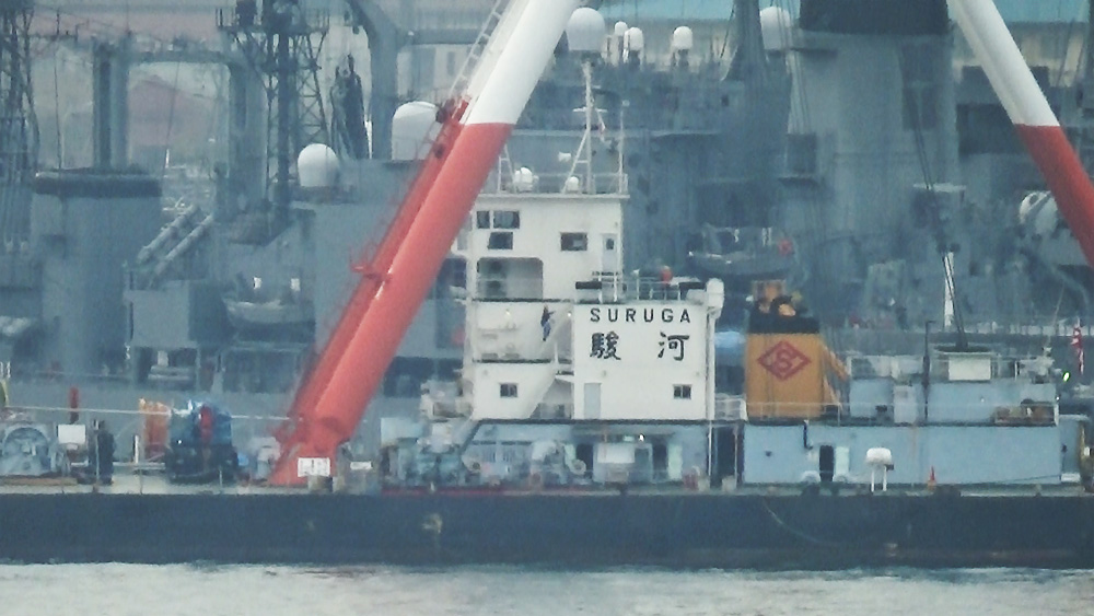 護衛艦　うみぎり　の横を進む深田サルベージの　起重機船　駿河