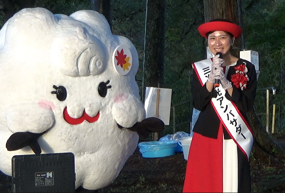 西家さんがキリコチャンと来場者へインタビュー