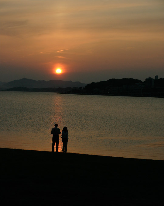 宍道湖に沈む恋人達の夕日