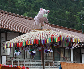 傘鉾の飾りマスク豚さん
