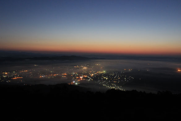 三次霧の海　高谷山展望台より日の出前の三次盆地