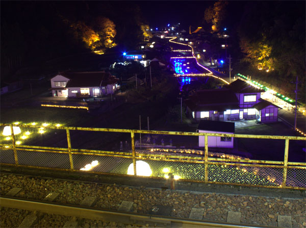 宇都井駅ホームからのライトアップ夜景