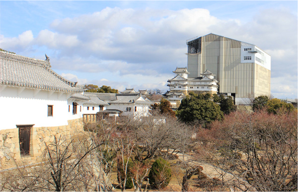 西の丸の長局から見た改修中の姫路城